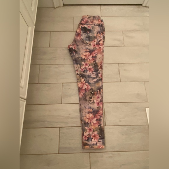 Gently Worn Venus Size Medium Reversible Skinny Jeans in Pink and Floral - Picture 12 of 14